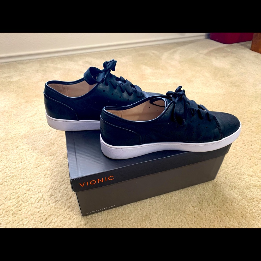 Vionic size 10 women’s Keke style shoe.